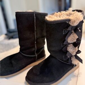 Koolaburra Black Suede Boots with Fur Lining and Bows